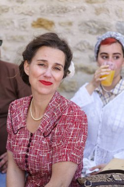 Sainte-Mere-kilise, Fransa-Haziran 6, 2014:Women büyük gün 70 yıldönümü anma sırasında 1940'ların vintage sivil kılık