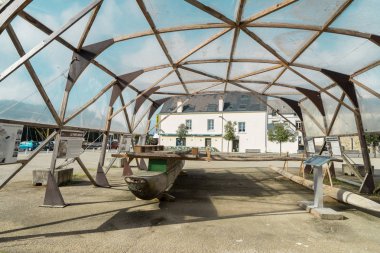 Duarnenez, Fransa - 16 Ekim 2016: Bir outrigger Kano bağlantı noktası Duarnenez Müzesi, Brittany önünde görüntülenir. Bir yer Kano türüdür veya daha yanal destek yüzen