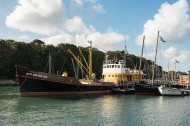 Duarnenez, Fransa - 16 Ekim 2016: Le Roi Gradlon bir türü olan gemi ihale, korumak ve seyir şamandıralar değiştirmek için kullanılan eski bir şamandıra var