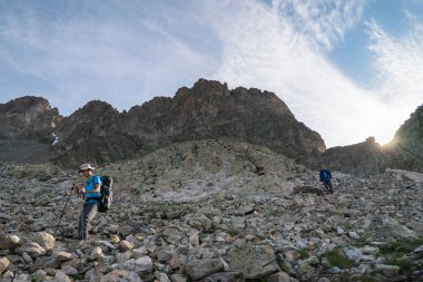 French Alps, Fransa - 11 Ağustos 2016: Ecrins Milli Parc hiking yürüyüşçü