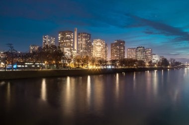 Grenelle blok gece manzarası. Grenelle, Paris, Fransa'bir semttir. 15 arrondissement şehrin bir parçasıdır