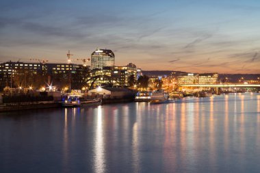 Grenelle blok gece manzarası. Grenelle, Paris, Fransa'bir semttir. 15 arrondissement şehrin bir parçasıdır