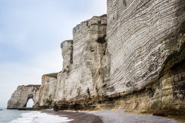 Etretat cliff, kayalar ve doğal kemer landmark ve mavi okyanus. Normandy, Fransa, Europe