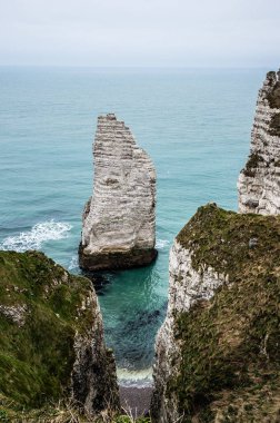 Etretat cliff, kayalar ve doğal kemer landmark ve mavi okyanus. Normandy, Fransa, Europe