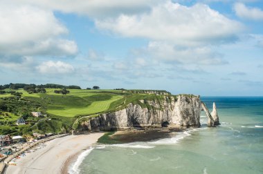 Etretat aval cliff, kayalar ve doğal kemer landmark ve mavi okyanus. Havadan görünümü. Normandy, Fransa, Avrupa
