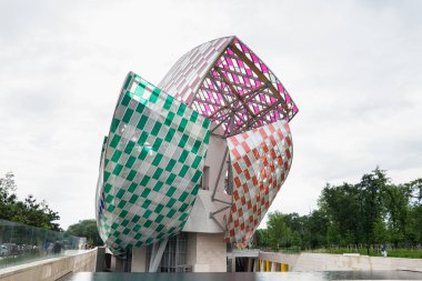 Paris, Fransa - 18 Haziran 2016: Ayrıntı Louis Vuitton Vakfı binası. Bir Sanat Müzesi ve kültür merkezi grubu Lvmh tarafından sponsor ve Frank Gehry tarafından tasarlanmış ve
