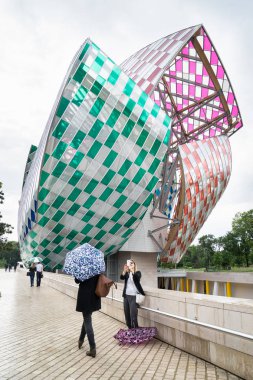 Paris, Fransa - 18 Haziran 2016: Ayrıntı Louis Vuitton Vakfı binası. Bir Sanat Müzesi ve kültür merkezi grubu Lvmh tarafından sponsor ve Frank Gehry tarafından tasarlanmış ve
