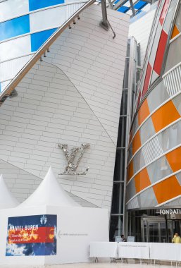 Paris, Fransa - 18 Haziran 2016: Ayrıntı Louis Vuitton Vakfı binası. Bir Sanat Müzesi ve kültür merkezi grubu Lvmh tarafından sponsor ve Frank Gehry tarafından tasarlanmış ve