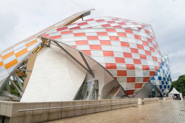 Paris, Fransa - 18 Haziran 2016: Ayrıntı Louis Vuitton Vakfı binası. Bir Sanat Müzesi ve kültür merkezi grubu Lvmh tarafından sponsor ve Frank Gehry tarafından tasarlanmış ve