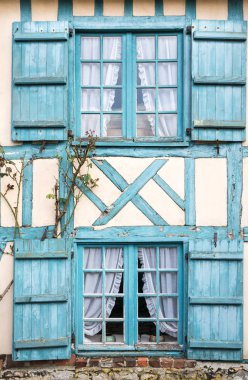 Windows içinde Beuvron en Auge, Nomandy, France bina ahşap çerçeve