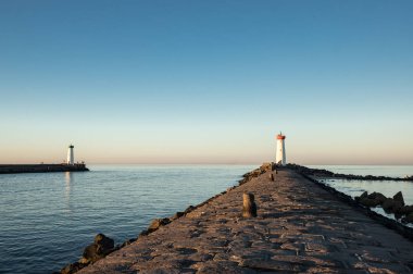 Deniz feneri ve balıkçılar şafakta, Grau d'Agde, Hérault, Fransa
