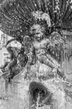 Melek heykeli ile balık bir çeşme, Grenoble, Fransa