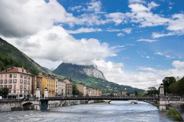 Grenoble, Alpler ve arka plan üzerinde Isere Nehri Köprüsü