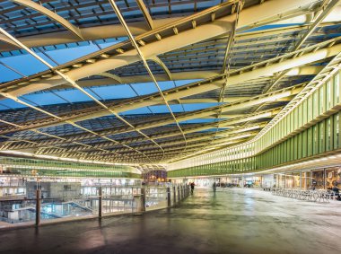 Paris, Fransa - 15 Kasım 2016: Forum des Halles yeni gölgelik. Les Halles Paris'in merkezi taze gıda pazarı ve modern bir alışveriş şimdi