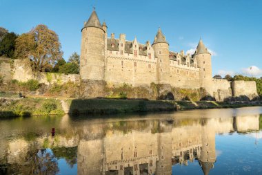 Nehir ve Chateau Josselin, Brittany, Fransa oust. Kalenin ilk 11 inci yüzyılda inşa edilmiş 