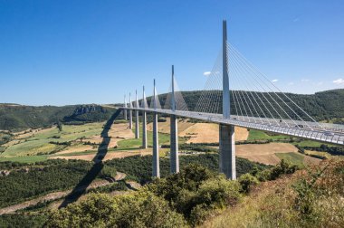 Millau, Fransa - 30 Haziran: Millau Viyadüğü üzerinde 30 Haziran 2013 Millau, Fransa. Millau Viyadüğü dünyanın en yüksek köprüdür