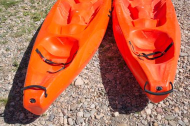 İki kırmızı Kano üzerinde nehir, roquebrun, Fransa