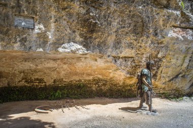 Les Eyzies-De-Tayac-SIREUIL, Dordogne, Fransa - 4 Mayıs 2016: konumunu Abri de Kro-Magnon. Cro Magnon (ilk erken modern insan buldu burada ilk numune