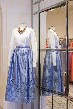 Paris, Fransa - 4 Temmuz 2016: Les Suites moda salonu içinde görüntülenen demekki. Les Suites Haute Couture moda için ünlü bir dükkan olduğunu