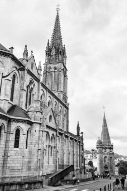 1500 kulları kapasiteli 1901 yılında kutsanan 1899 yılında tamamlanan mimarı Leopold Hardy, tespih, bizim hanım Bazilikası