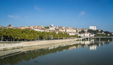 Lyon, Fransa Cityscape yansımaları su ile
