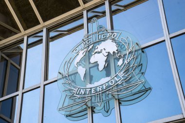 Lyon, Fransa - 21 Eylül 2015: Interpol'ün cephe tabelada Merkez. Interpol uluslararası polis işbirliği kolaylaştırıcı bir Hükümetlerarası kuruluştur