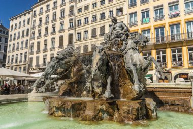 Lyon, Fransa - 21 Eylül 2015: Ünlü Bartholdi Çeşme Terreaux meydanında