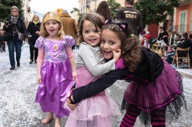 Menton, Fransa - 16 Şubat 2014: Fransız Rivierası'nda limon Festivali (Fete du ağaç kavunu) prenses elbise çocuklar. 81 limon Festivali 15 Şubat 5 Mart 2014 düzenlenmektedir.