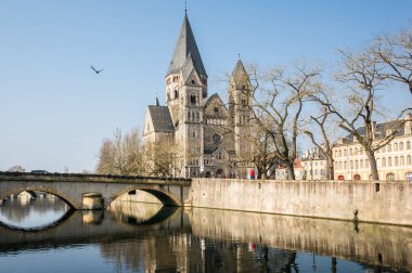 Tapınak Neuf kuğular Metz - Lorraine, Fransa ile. Bu kilise bir Romanesk revival stil binadır