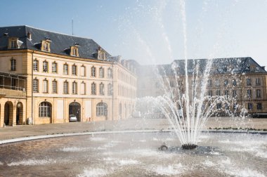 Metz 'deki Opera binasının önündeki Place de la Comedie