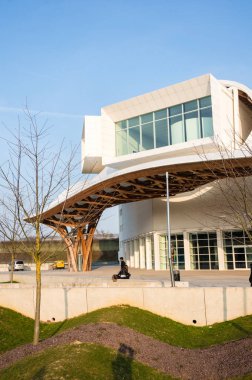 Metz, Fransa - 23 Mart 2015: Centre Pompidou-Metz, Fransa. Bina bir Müzesi modern ve çağdaş sanat, bir şube Pompidou Sanat Merkezi Paris, 2010 yılında inşa