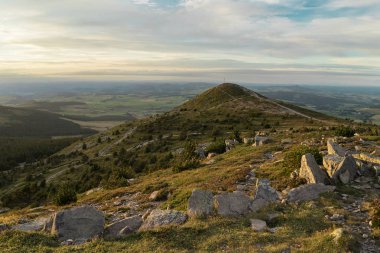 Mont Mezenc gün batımında, Massif Central, Auvergne, Fransa. Eski bir yanardağ olduğunu