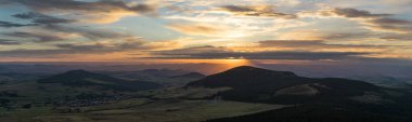 Panoramik manzara seen Mont Mezenc, Massif Central, Auvergne, Fransa gün batımında. Eski bir yanardağ olduğunu.