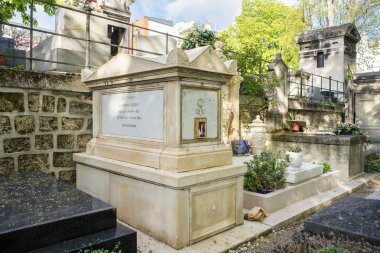 Paris, Fransa-Nisan 28, 2016: Marie Duplessis mezar Montmartre Mezarlığı. Bir fahişe, o La Dame aux Camelias Alexandre Dumas genç tarafından ana karakteri için ilham kaynağı oldu