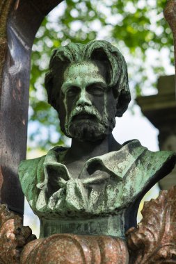 Paris, Fransa - 28 Nisan 2016: Emile Zola'nın mezar Montmartre Mezarlığı. O Fransız romancı, oyun yazarı, gazeteci, doğalcılık edebi okulun en iyi bilinen uygulayıcısı oldu.