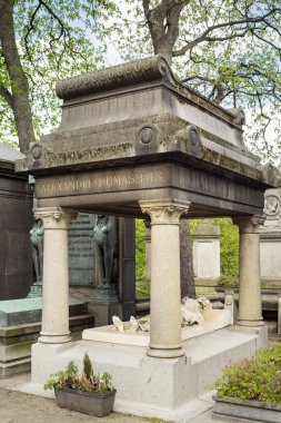 Paris, Fransa - 28 Nisan 2016: Alexandre Dumas' (oğlu) Montmartre mezarlığına mezar. O bir Fransız yazar ve oyun yazarı, en iyi Camille için bilinen (aka oldu Kamelya Leydisi).