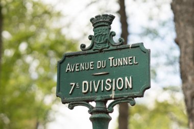 Eski işareti tümen ve Pere Lachaise Mezarlığı, Paris, Fransa