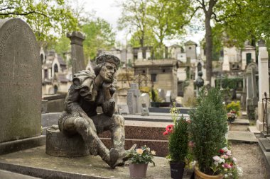 Paris, Fransa - 28 Nisan 2016: Vaslav Nijinsky'nın mezarı Montmartre Mezarlığı. Bir Rus Balesi'ni dansçı ve koreograf, Nahcivan en iyi erkek dansçı gösterdi
