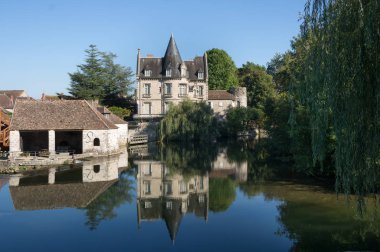Şaşırtıcı Castle yakınındaki küçük pitoresk şelale Moret-sur-Loing içinde. Seine-et-Marne bölümü Fransa'da Ile-de-France bölgesinde bir komün Moret-sur-Loing olduğunu