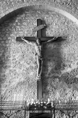 Notre Dame de Beauvoir, Moustiers Sainte Marie, Provence, Fransa kilisede çarmıhta İsa'nın heykeli