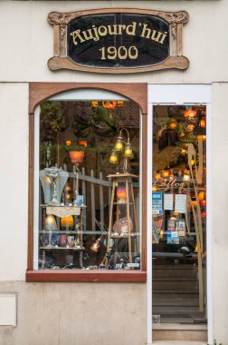 Nancy, Fransa - 10 Mayıs 2014: Cephe Nancy Müzesi okulun yakınında bir Antik Shop. Nancy Art Nouveau başkentleri biridir