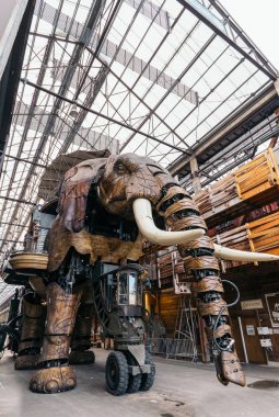 Nantes, Fransa - 19 Ekim 2016: Nantes büyük fil. 12 metrelik dev mekanik hayvan yüksek steampunk Park 