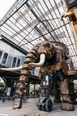 Nantes, Fransa - 19 Ekim 2016: Nantes büyük fil. 12 metrelik dev mekanik hayvan yüksek steampunk Park 