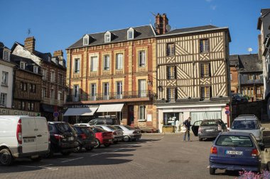 Cormeilles, Fransa - 23 Nisan 2016. Güzel ahşap çerçeveli ev Cormeilles, Normandy, Fransa