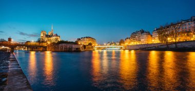 Panoramik alacakaranlıkta Notre dame de Paris (Our Lady, Paris). Bir ortaçağ Katolik Katedrali, Fransız Gotik mimarisinin en güzel örneklerinden biri olarak kabul olduğunu