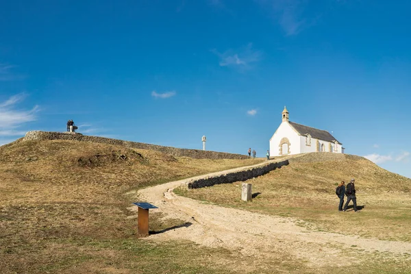 Церковь Над Мегалитическим Курганом Названием Saint Michel Tumulus Возле Карнака — стоковое фото