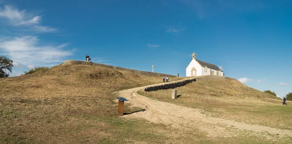 Церковь Над Мегалитическим Курганом Названием Saint Michel Tumulus Возле Карнака — стоковое фото