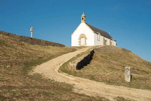 Церковь Над Мегалитическим Курганом Названием Saint Michel Tumulus Возле Карнака — стоковое фото