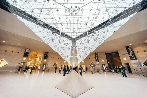 Paris, Fransa - 12 Aralık 2016: Alışveriş Merkezi 'Atlıkarınca du Louvre' Noel zamanda. Atlıkarınca du Louvre Louvre Müzesi yakınındaki metro bir alışveriş merkezidir