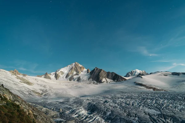 旅游冰川和高山 夏莫尼 勃朗峰 上萨瓦伊 奥韦尔涅 阿尔卑斯山 — 图库照片